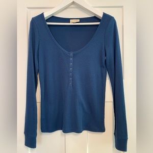 Universal thread, long sleeve snapped detail great for fall! Size M.